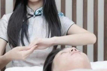 高端会所里的平等哲学，脱下西装我们都是孩子